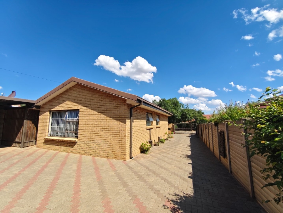 To Let 3 Bedroom Property for Rent in Uitsig Free State